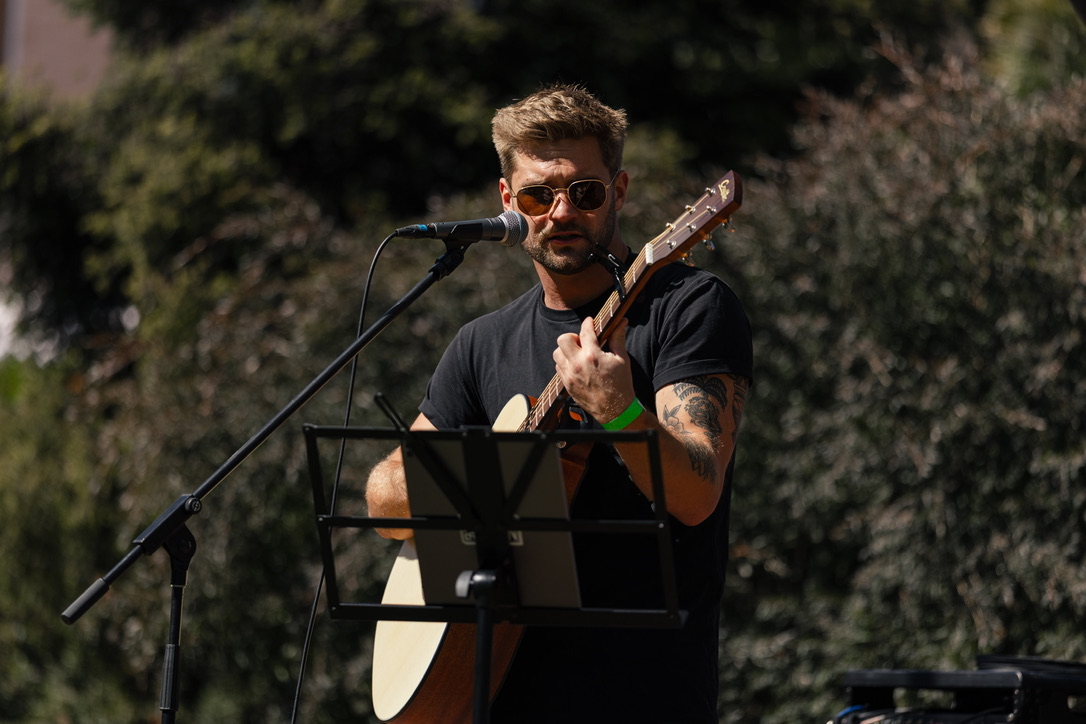 Harry mid-song, side-on